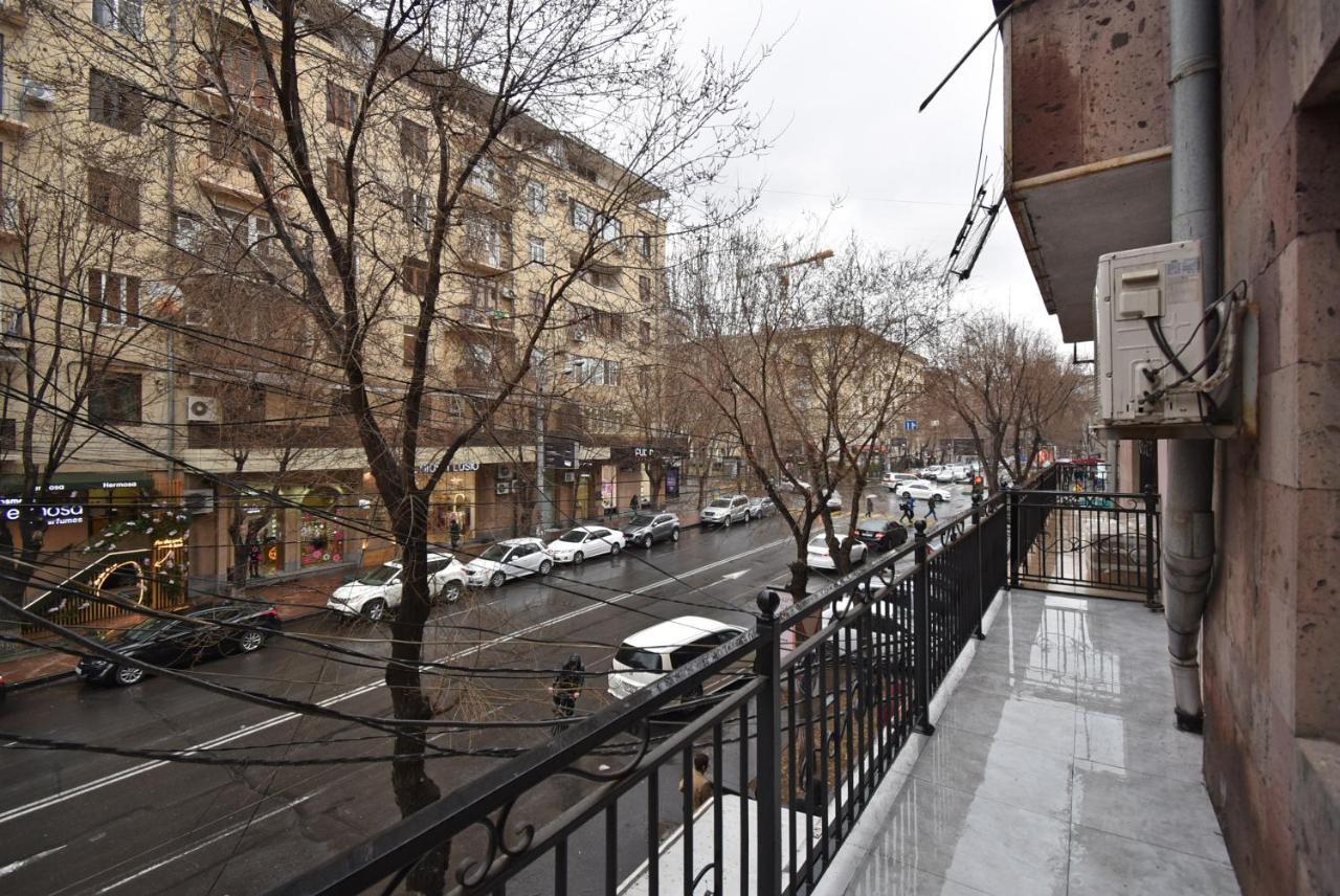 19Tumanyan Excellent Apartment In The Centre Of Capital 耶烈万 外观 照片